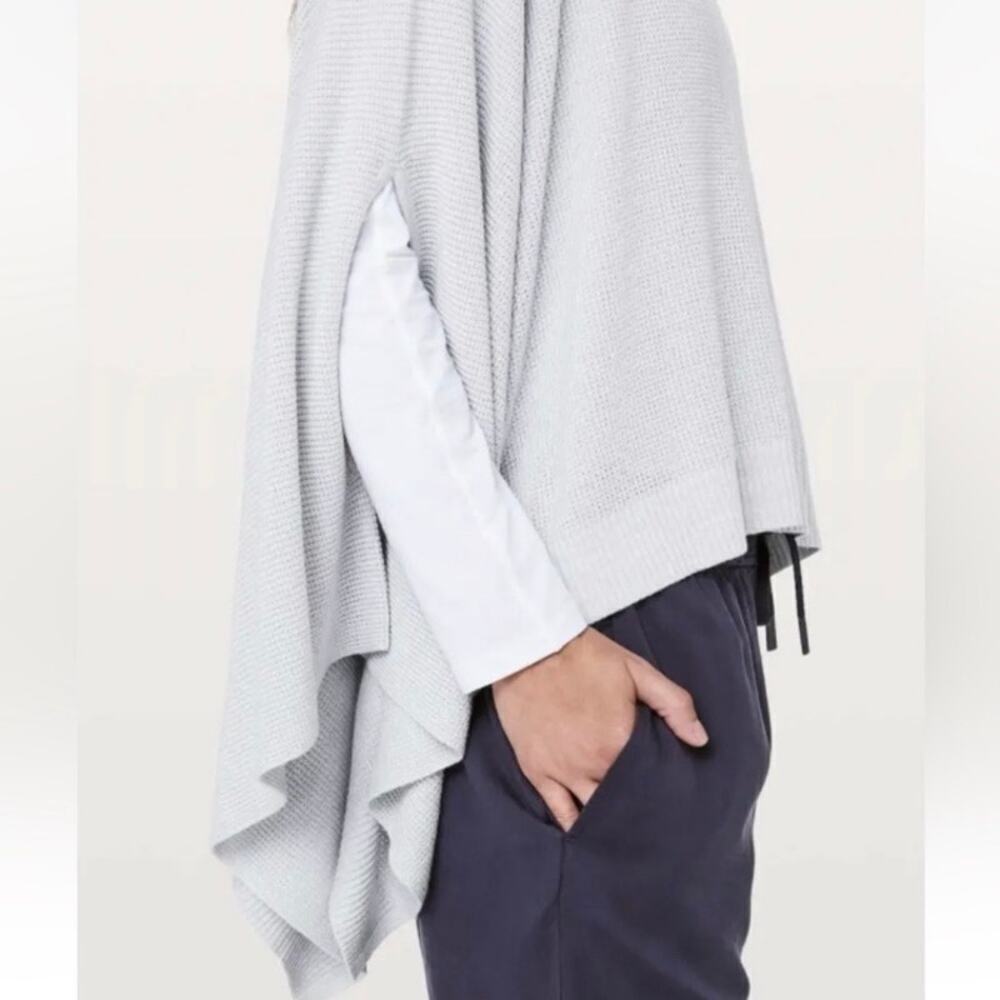 Lululemon Forward Flow Cape Poncho Scraf Silver Fox/A. White Sweater Fabric - Picture 3 of 16